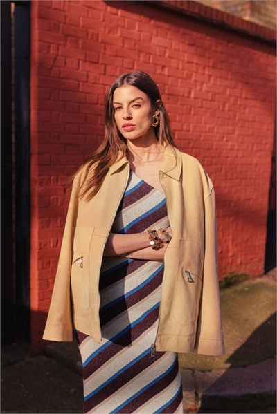 Трикотажное макси-платье на одно плечо артикул 147380693