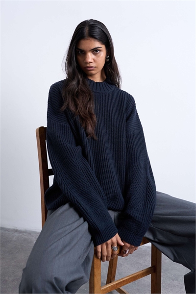 Трикотажный свитер с широким горлом и ребристой отделкой артикул 142542052