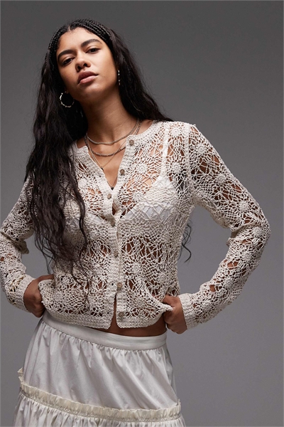 Вязаный кардиган с круглым вырезом и цветочным узором, выполненный крючком артикул 140793438