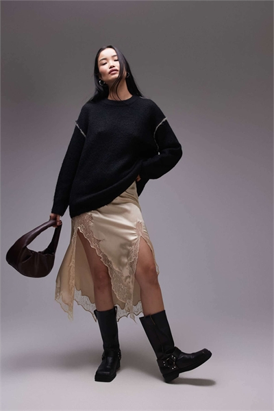 Свитер свободного кроя с контрастными открытыми швами артикул 140983610