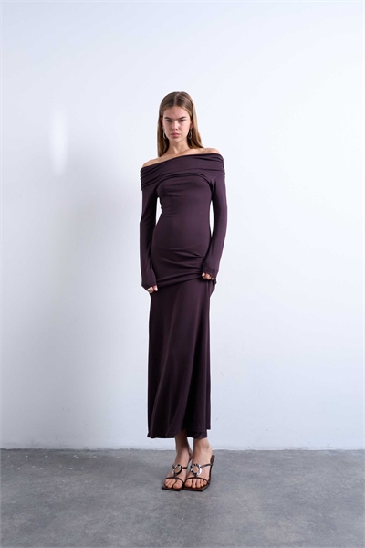 Макси-платье с длинными рукавами и открытыми плечами артикул 143455365