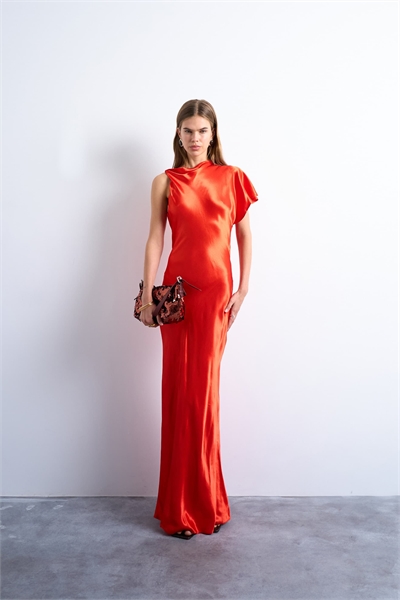 А-силуэтное атласное платье средней длины с закрученными плечами и открытой спиной артикул 147695615