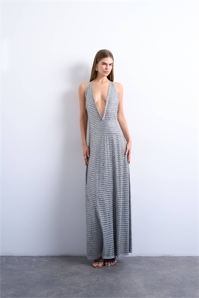 Элегантное макси-платье с глубоким вырезом и открытой спиной артикул 151969370