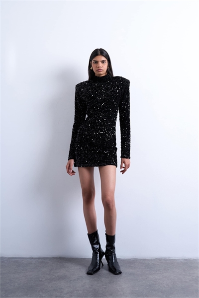 Мини-платье из бархата с длинными рукавами, пайетками и плечевыми накладками артикул 149733301