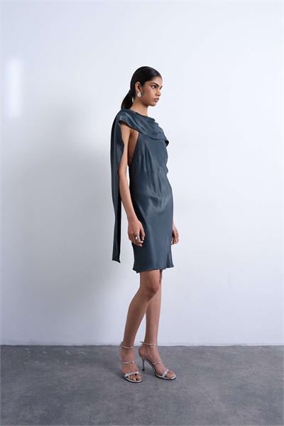 Мини-платье с атласным шарфом на шее артикул 151100759