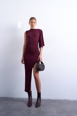 Макси-платье с асимметричным подолом и одним рукавом артикул 151746879