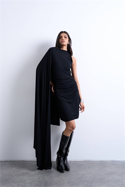 Платье средней длины с капюшоном артикул 150331687