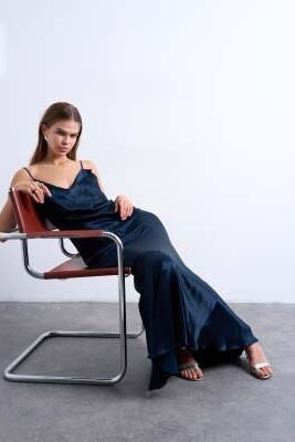 Макси-платье-комбинация с атласными бретелями и отложным краем артикул 147867287