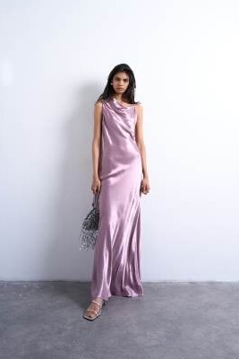 Платье средней длины с рюшами по бокам и драпировкой на спине артикул 149138249