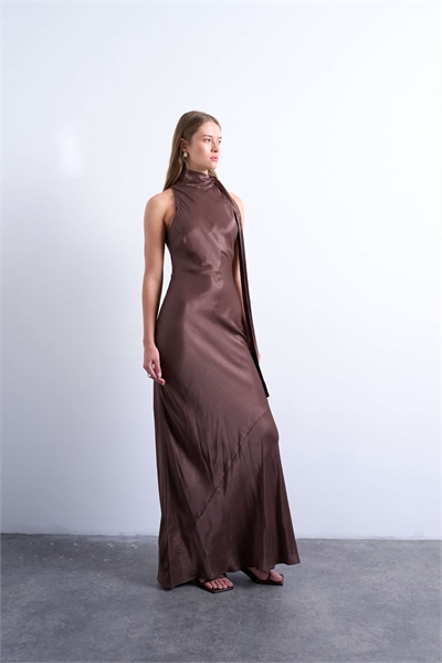 Атласное платье без рукавов с косой выкройкой и завязкой на шее артикул 150830276