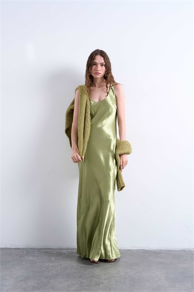 Макси-платье из атласа с косой отрезкой и воротником-лодочкой артикул 146142952