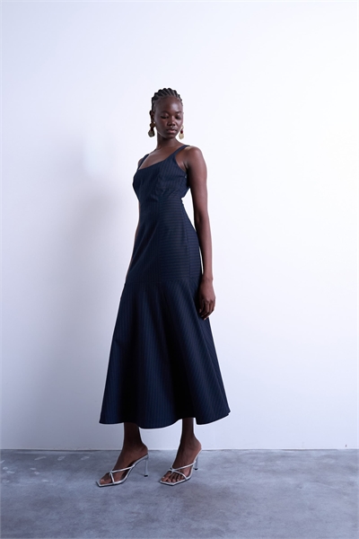 Платье средней длины с вырезом на груди и заниженным подолом артикул 148816246