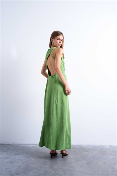 Платье средней длины с драпированным вырезом и открытой спиной артикул 139714537