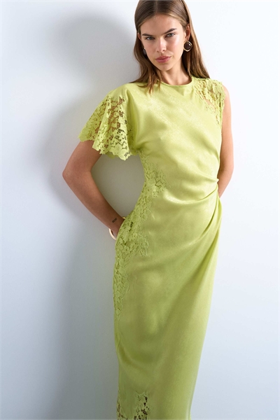 Платье средней длины с кружевной вставкой на плече артикул 144211495