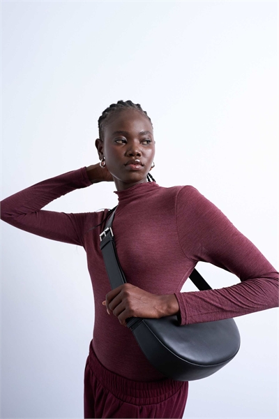 Сумка через плечо Cooper из натуральной кожи черного цвета артикул 144075466