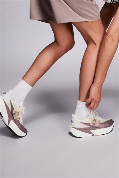 Женские кроссовки для бега Fuelcell Rebel v5 артикул 142822718