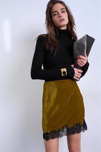 Мини-юбка из бархата с кружевом артикул 143460020