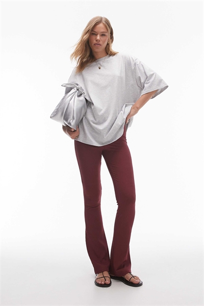 Узкие джинсы с расклешенными штанинами артикул 136563201