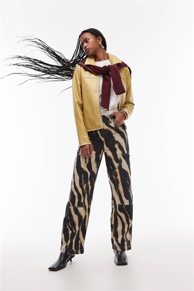 Брюки в размытый зебровский принт с нашивками артикул 139306730