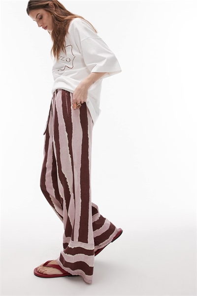 Брюки с прямыми брючинами, глубокими манжетами и полосками, выполненными в технике «масляная кисть» артикул 140464957