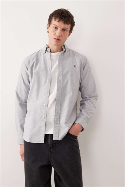 Рубашка оксфорд с логотипом в виде значка, индивидуальный крой, серый цвет артикул 152231080