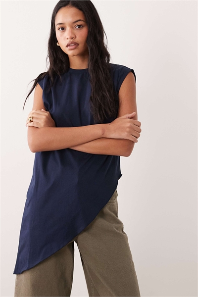 Топ без рукавов с асимметричным подолом артикул 156227396