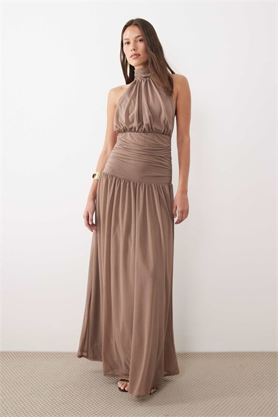 Макси-платье-блузон с высоким воротником, завязками на шее и пышной юбкой артикул 156277393