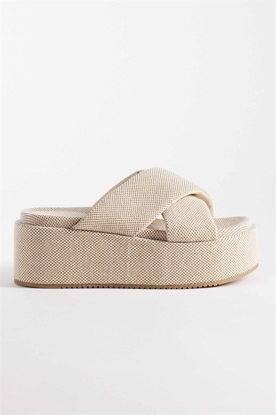 Сандалии на плоской платформе с перекрещивающимися ремешками артикул 153018264