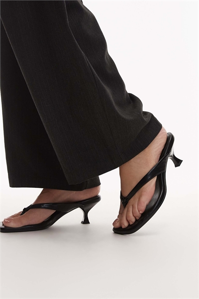 Сандалии на низком каблуке с широкой колодкой и открытым носком в стиле «Гавана» артикул 152236628