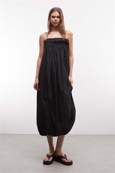 Платье-камизоль макси с сборками, расклешенным подолом и бантами артикул 153368239