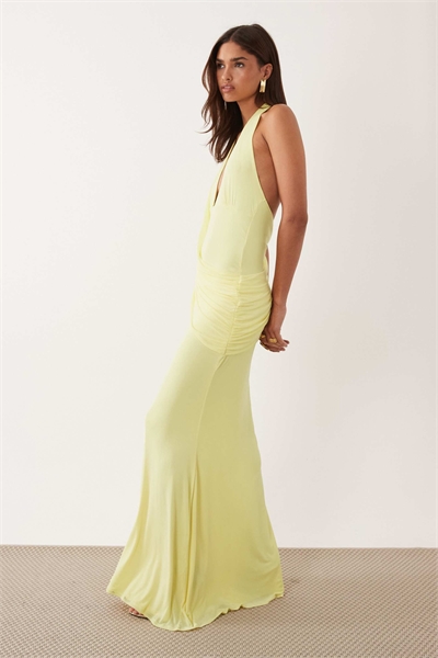 Макси-платье с открытыми плечами и драпированным поясом артикул 155969848