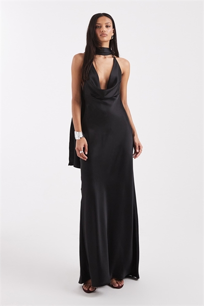 Макси-платье с атласным шарфом и воротником-хомутом артикул 153841890