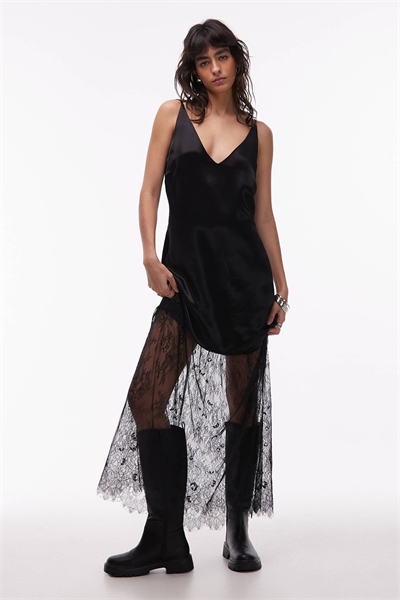 Макси-платье-комбинация с V-образным вырезом из атласа и кружевной юбкой артикул 153366106