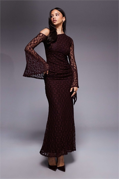 Макси-платье с открытыми плечами и кружевом, с объемными манжетами артикул 153910109