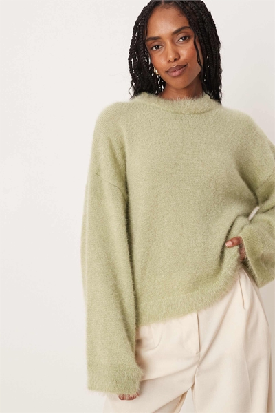 Пушистый вязаный свитер с широкими рукавами артикул 150497054