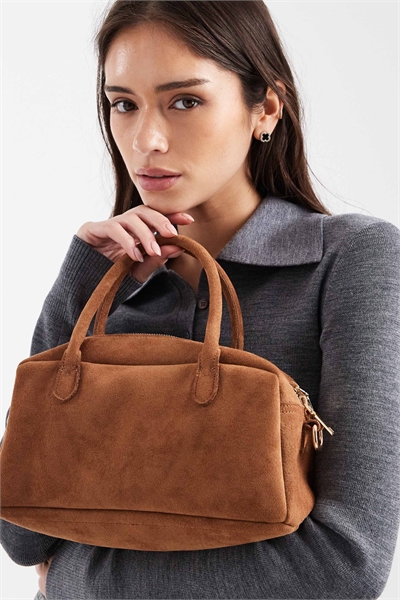 Небольшая замшевая сумка для боулинга с ремнем через плечо артикул 154692691