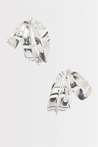 Роскошные серьги-кольца с крупным завитком артикул 155223566