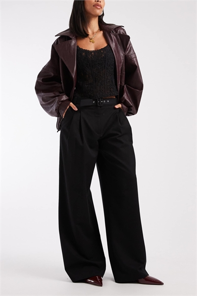 Брюки с заниженной талией и широкими брючинами, скроенные по фигуре артикул 153145966