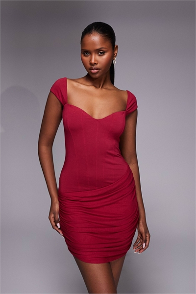 Мини-платье с вырезом «сердце» и драпированной юбкой артикул 155513452