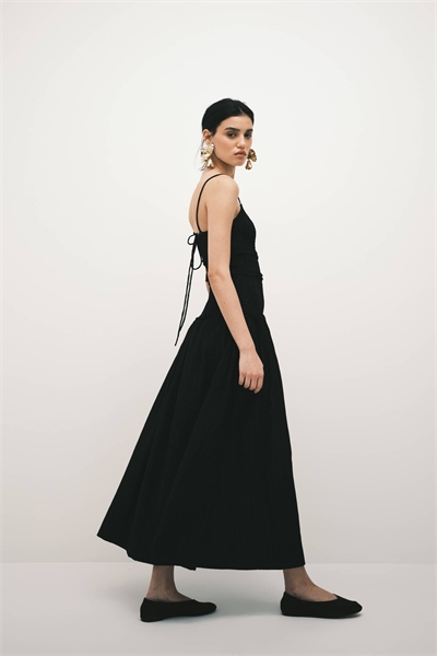 Макси-сарафан из гофрированной ткани с заниженной талией и сборками артикул 152155928