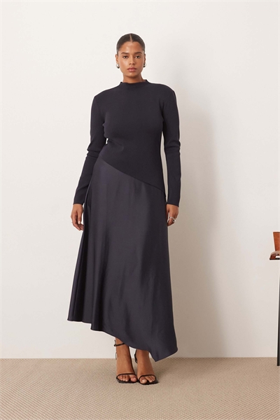 Гибридное трикотажное платье средней длины с асимметричной юбкой темно-синего цвета артикул 149292711
