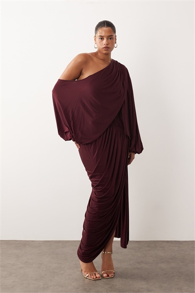 Платье средней длины с заниженными плечами и драпировкой, с шлейфом артикул 149241995