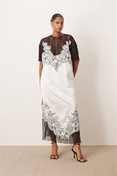 Платье-колонна средней длины из атласа с аппликацией из кружева и вышивкой, цвет слоновой кости артикул 149658729