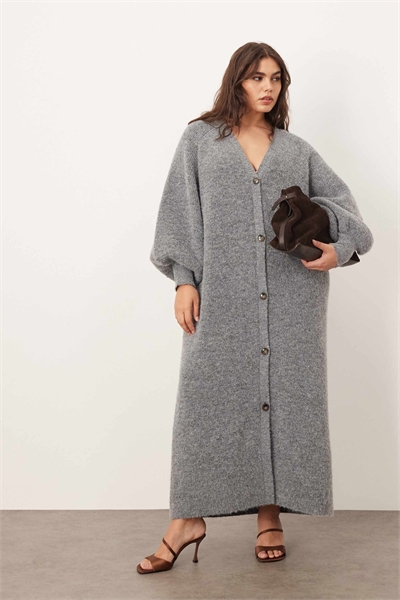 Платье средней длины с закругленными рукавами-баллонами и пуговицами, серого цвета артикул 144072910
