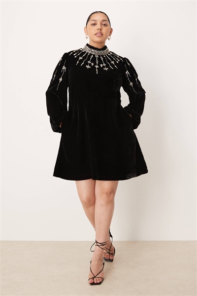 Мини-платье из бархата с высоким воротником и декоративными элементами артикул 149853352