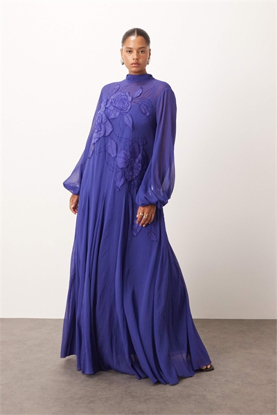 Макси-платье трапециевидного кроя с цветочной аппликацией, завязками на шее и рукавами-крыльями артикул 147700712