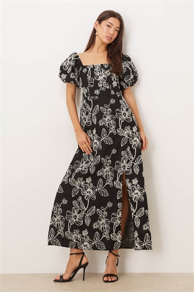 Платье средней длины с квадратным вырезом и короткими рукавами, украшенное вышивкой артикул 154727348