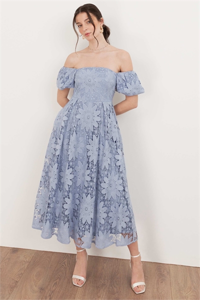 Короткое платье-миди с кружевом и рукавами-буфами от Bardot, синего цвета артикул 156165026