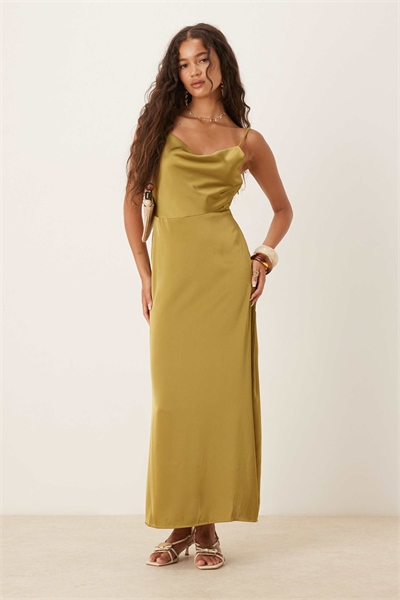 Макси-платье из атласа с капюшоном артикул 147140745