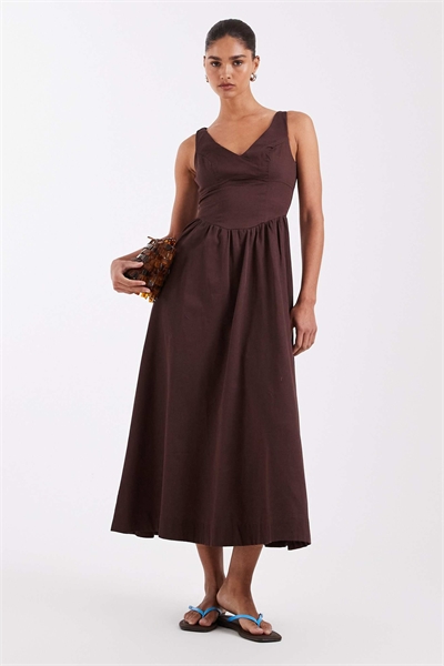 Макси-платье с зауженной талией, V-образным вырезом и декоративными швами артикул 152155926